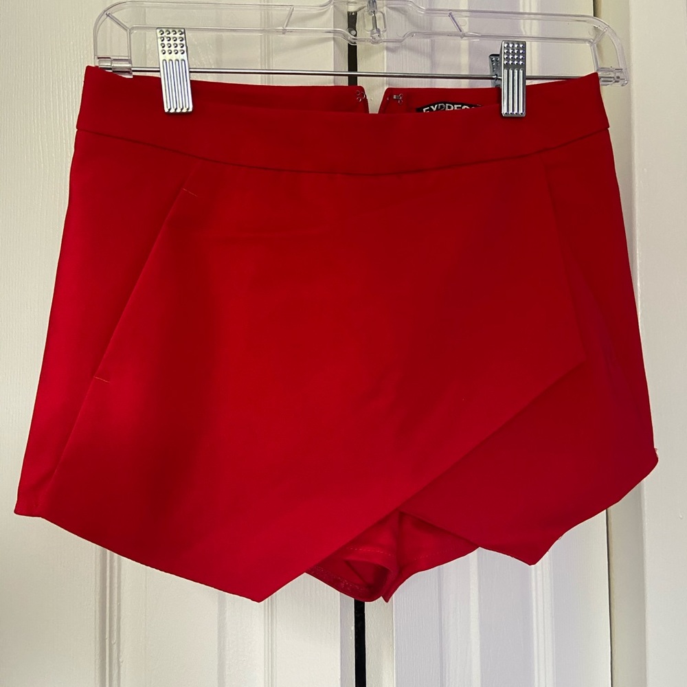 Express red skort! Asymmetrical cut in the front!
